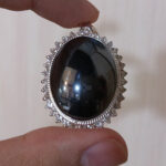 گردنبند نقره زنانه دست ساز دور نگین با حدید صینی بزرگ+حکاکی ذکر افزایش رزق و روزی - Image 3