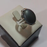 انگشتر نقره مردانه طرح ۴ چنگ با نگین حدید صینی+حکاکی ذکر امام صادق (ع) - Image 4