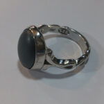 انگشتر نقره مردانه طرح صفوی ۲ شاخه با نگین حدید صینی+حکاکی ذکر امام علی (ع)