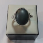 انگشتر نقره مردانه طرح صفوی ۲ شاخه با نگین حدید صینی+حکاکی ذکر امام علی (ع) - Image 2