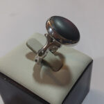 انگشتر نقره مردانه طرح صفوی ۲ شاخه با نگین حدید صینی+حکاکی ذکر امام علی (ع) - Image 3