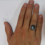 انگشتر نقره مردانه طرح صفوی ۲ شاخه با نگین حدید صینی+حکاکی ذکر امام علی (ع) - Image 4