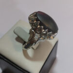 انگشتر نقره مردانه طرح صفوی اشکی با نگین حدید صینی+حکاکی ذکر افزایش رزق و روزی - Image 3