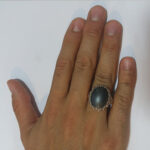 انگشتر نقره مردانه طرح صفوی اشکی با نگین حدید صینی+حکاکی ذکر افزایش رزق و روزی - Image 4