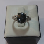 انگشتر نقره زنانه طرح تاج با نگین حدید صینی+حکاکی ذکر افزایش رزق و روزی - Image 2