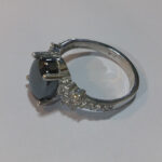 انگشتر نقره زنانه طرح شکوفه با نگین حدید صینی+حکاکی ذکر افزایش رزق و روزی