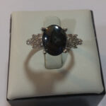 انگشتر نقره زنانه طرح شکوفه با نگین حدید صینی+حکاکی ذکر افزایش رزق و روزی - Image 2