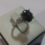 انگشتر نقره زنانه طرح شکوفه با نگین حدید صینی+حکاکی ذکر افزایش رزق و روزی - Image 3