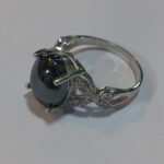 انگشتر نقره زنانه طرح رز با نگین حدید صینی+حکاکی ذکر افزایش رزق و روزی