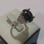 انگشتر نقره زنانه طرح رز با نگین حدید صینی+حکاکی ذکر افزایش رزق و روزی - Image 3