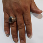 انگشتر نقره مردانه دست ساز شاه عباسی ساده نگین حدید صینی+حکاکی ذکر امام علی (ع) - Image 4