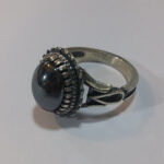 انگشتر نقره مردانه طرح صفوی دور چنگ با نگین حدید صینی+حکاکی ذکر افزایش رزق و روزی