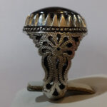 انگشتر نقره مردانه دست ساز طاووسی نگین حدید صینی+حکاکی ذکر افزایش رزق - Image 2