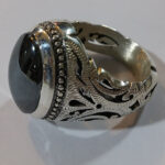 انگشتر نقره مردانه دست ساز پیچک نگین حدید صینی+حکاکی ذکر امام علی (ع)