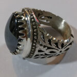 انگشتر نقره مردانه دست ساز شاه عباسی دور چنگ نگین حدید صینی+حکاکی ذکر امام علی (ع)