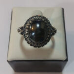 انگشتر نقره مردانه طرح صفوی دور چنگ با نگین حدید صینی+حکاکی ذکر افزایش رزق و روزی - Image 2