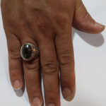 انگشتر نقره مردانه دست ساز شاه عباسی دور چنگ نگین حدید صینی+حکاکی ذکر امام علی (ع) - Image 4