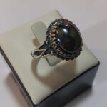 انگشتر نقره مردانه طرح صفوی دور چنگ با نگین حدید صینی+حکاکی ذکر افزایش رزق و روزی - Image 3