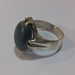 انگشتر نقره مردانه طرح ۴ چنگ با نگین حدید صینی+حکاکی ذکر امام صادق (ع)