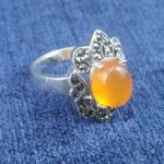 انگشتر نقره زنانه طرح ملکه با عقیق یمنی شرف الشمس + حکاکی - Image 3