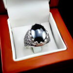 انگشتر نقره مردانه طرح صدفی سیاه قلم با سنگ حدید صینی + حکاکی - Image 4