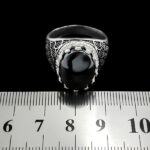 انگشتر نقره مردانه طرح صدفی سیاه قلم با سنگ حدید صینی + حکاکی - Image 2