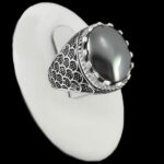 انگشتر نقره مردانه طرح صدفی سیاه قلم با سنگ حدید صینی + حکاکی - Image 6