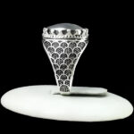 انگشتر نقره مردانه طرح صدفی سیاه قلم با سنگ حدید صینی + حکاکی - Image 5