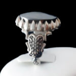 انگشتر نقره مردانه طرح قاجاری دور اشکی با نگین حدید صینی+حکاکی - Image 2