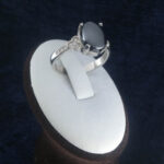 انگشتر نقره زنانه طرح ظریف آتنا با نگین حدید صینی+حکاکی