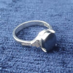 انگشتر نقره زنانه طرح ظریف آتنا با نگین حدید صینی+حکاکی - Image 3