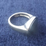 انگشتر نقره مردانه طرح اسپادانا با سنگ حدید صینی+حکاکی - Image 2