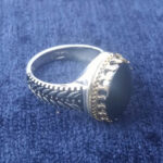 انگشتر نقره مردانه طرح خوشه ای دور طلایی با سنگ حدید صینی+حکاکی - Image 2