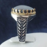 انگشتر نقره مردانه طرح خوشه ای دور طلایی با سنگ حدید صینی+حکاکی - Image 4