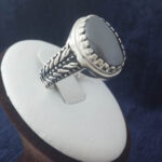 انگشتر نقره مردانه طرح خوشه ایی سیاه قلم با سنگ حدید صینی+حکاکی ذکر افزایش رزق و روزی