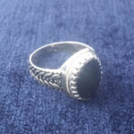 انگشتر نقره مردانه طرح خوشه ایی سیاه قلم با سنگ حدید صینی+حکاکی ذکر افزایش رزق و روزی - Image 2