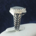 انگشتر نقره مردانه طرح خوشه ایی سیاه قلم با سنگ حدید صینی+حکاکی ذکر افزایش رزق و روزی - Image 4