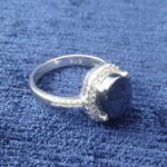 انگشتر نقره زنانه طرح دخترانه نازیلا با نگین حدید صینی+حکاکی - Image 3