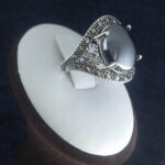 انگشتر نقره زنانه طرح سارینا با نگین حدید صینی+حکاکی ذکر امام صادق (ع)