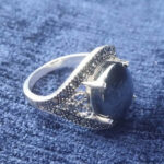 انگشتر نقره زنانه طرح سارینا با نگین حدید صینی+حکاکی ذکر امام صادق (ع) - Image 4