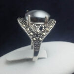 انگشتر نقره زنانه طرح سارینا با نگین حدید صینی+حکاکی ذکر امام صادق (ع) - Image 3