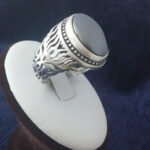 انگشتر نقره مردانه طرح شبکه دوربسته با نگین حدید صینی+حکاکی