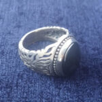 انگشتر نقره مردانه طرح شبکه دوربسته با نگین حدید صینی+حکاکی - Image 2