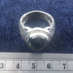 انگشتر نقره مردانه طرح شبکه دوربسته با نگین حدید صینی+حکاکی - Image 3