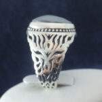 انگشتر نقره مردانه طرح شبکه دوربسته با نگین حدید صینی+حکاکی - Image 4