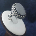 انگشتر نقره مردانه طرح صفوی اشکی نگین دار با نگین حدید صینی+حکاکی