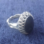 انگشتر نقره مردانه طرح صفوی اشکی نگین دار با نگین حدید صینی+حکاکی - Image 2