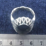 انگشتر نقره مردانه طرح صفوی اشکی نگین دار با نگین حدید صینی+حکاکی - Image 3