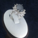 انگشتر نقره زنانه طرح فاخر مجلسی با نگین حدید صینی+حکاکی ذکر افزایش رزق و روزی