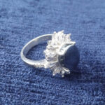 انگشتر نقره زنانه طرح فاخر مجلسی با نگین حدید صینی+حکاکی ذکر افزایش رزق و روزی - Image 2